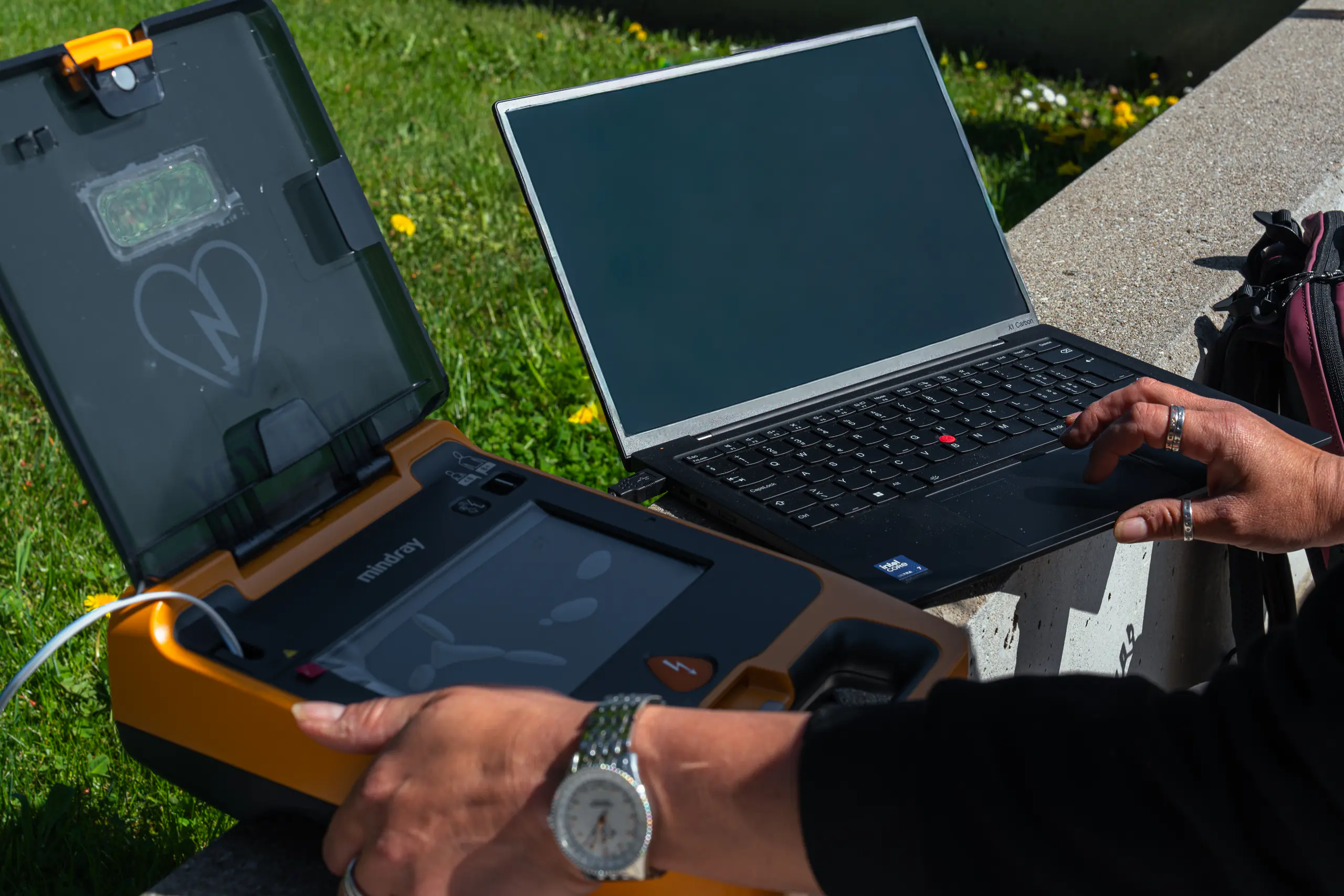 Un défibrillateur Mindray relié à un ordinateur portable pendant une mise à jour de son logiciel
